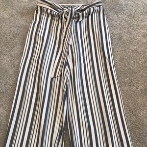Adorable and trendy LOFT culotte pants.